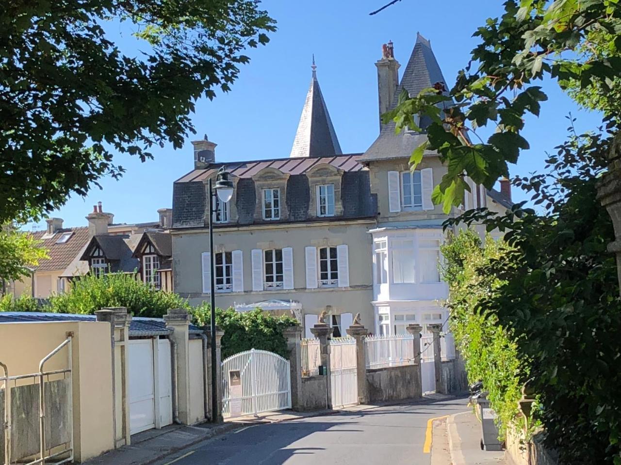 Dday Aviators Le Manoir Hotel Arromanches-les-Bains Exterior foto